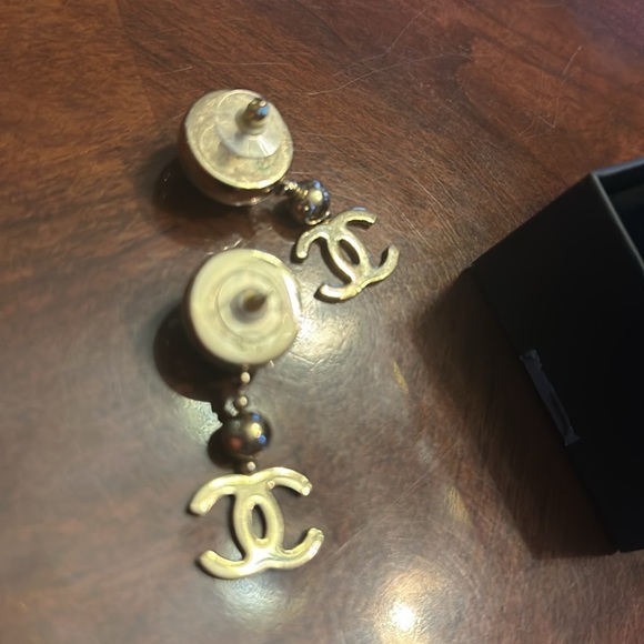 Chanel gold drop cc earring - Picture 5 of 7